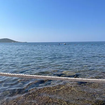 Gümüşlükte özel Plajlı Ve Havuzlu Müstakil Yazlık