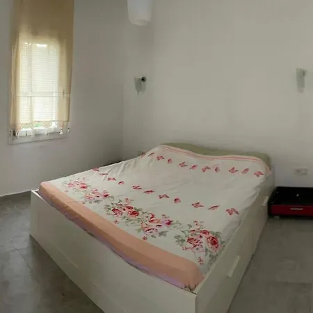 Gumuslukte Ozel Plajli Ve Havuzlu Mustakil Yazlik Vila *