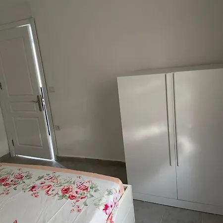 Gumuslukte Ozel Plajli Ve Havuzlu Mustakil Yazlik Bodrum
