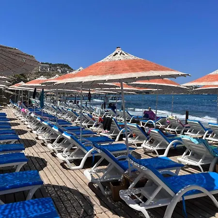Gumuslukte Ozel Plajli Ve Havuzlu Mustakil Yazlik