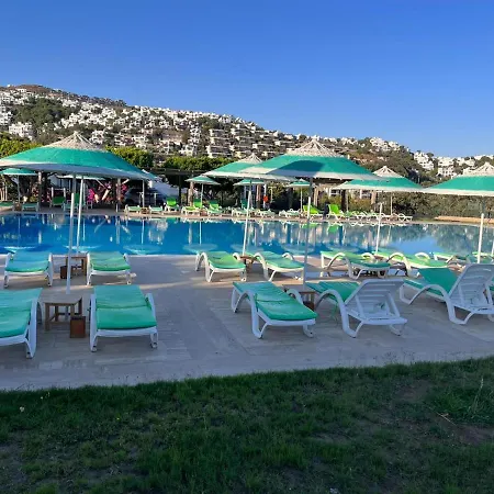 Gumuslukte Ozel Plajli Ve Havuzlu Mustakil Yazlik Bodrum