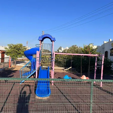 Gumuslukte Ozel Plajli Ve Havuzlu Mustakil Yazlik Vila *